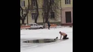 МУЖЧИНА СПАС СОБАКУ, КОТОРАЯ ПРОВАЛИЛАСЬ ПОД ЛЕД / Dog saved from freezing cold ice