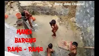 Lihat ada yang mandi rame-rame Gaes