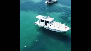 kalem adası eşsiz doğa manzarası eşliğinde teknenin drone ile görüntüsü