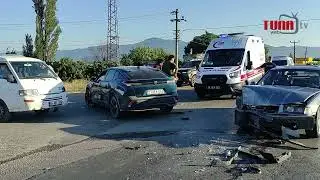 Kavşakta 3 araç birbirine girdi 2 yaralı