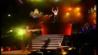 Madonna - 13. La Isla Bonita (Girlie Show 1993)