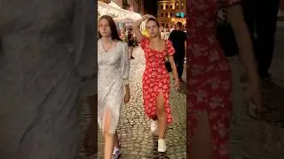 🥰Червона атласна сукня.Мода на площі Ринок у Львові. #львівплощаринок