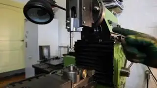 Keyway slotting on universal milling machine