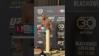 Derrick Lewis Rocking Six Pack Abs At 263.5 #UFC291
