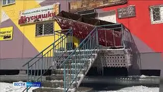 Из-за наледи обрушился козырек в доме