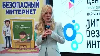 это она поёт?