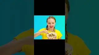 Девушка наливает шоколад на попкорн, ест, подруга обирает, драка.