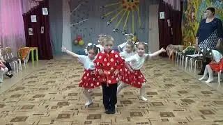 Танец: "Ванька - Встанька и Матрешки"