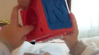 когда ребенок должен брать игрушку двумя руками.
