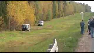 Уаз объезжает пробку.mp4
