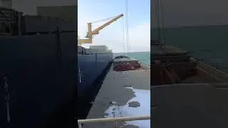 Экспорт зерна.Перегруз зерна в Черном море с сухогруза в накопитель.