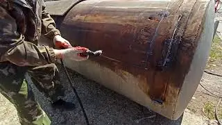 Посмотрим что внутри... Вскрываем поливную бочку плазморезом. Жизнь в деревне