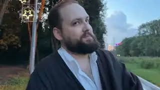 Бэбэй заглядывает в камеру