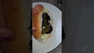 a desayunar un bolillo con frijol negro refrito.