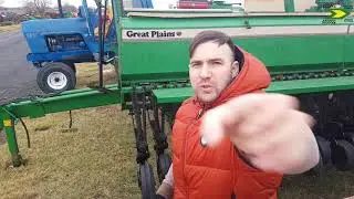 Разные поколения одной и той же сеялки Great Plains