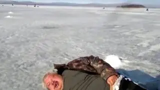 Приколы на рыбалке! Пьяный рыбак спит на льду. Зимняя рыбалка. Ржач!