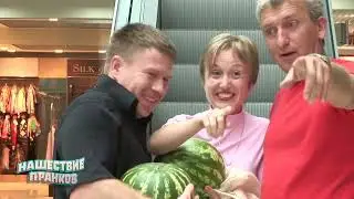 Мужик в супермаркете без штанов! Угарный прикол Ржал до слез Hilarious Prank On Public Funny Video