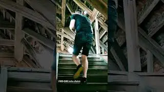 Хочешь туда залезть? Ладно. Только не убейся.