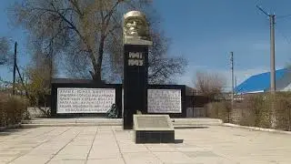 Казахстан. Алга. школа 2. памятник войнам Великой отечественной. 1 мая 2021 г.