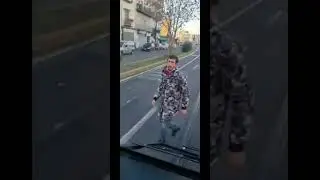 Pazzo aggredisce conducente bus con sputi, calci e bottigliate contro le porte