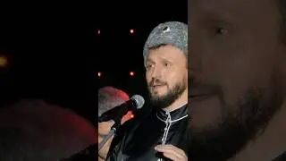 На улице дождик.
