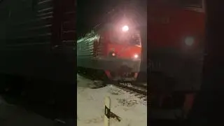 ЭП1-185 с белорусским составом отъезжает от станции Кодино