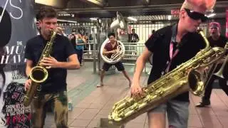 Уличные музыканты в метро.  Нью Йорк