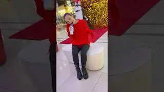 The girl helped to open the bottle for a disabled person 🥹 