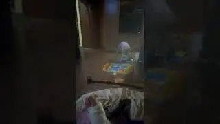 Трёх летний ребёнок убирает