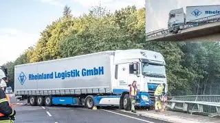 29.09.2022 - Sattelzug fährt in Brückengeländer - Zugmaschine hängt teilweise über Autobahn