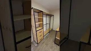 Closets estilo industrial ✨👨‍🏭  estructuras metalicas con madera en tono natural 👌🏻🪵