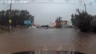 Потоп в Красноярске на 78 добровольческой в августе 2014 года. Cars in water in august 2014