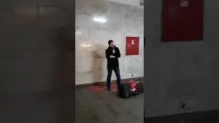 Поёт как Волчков. Супер!
