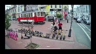 В Твери самокатчик на полном ходу врезался в двух женщин с ребенком и даже не извинился