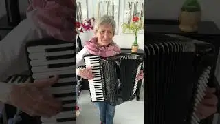 Song:  Schenk mij je glimlach, Marietje!  from:  Han Dunk & Erik Deneke          (Songnumber: 2583)