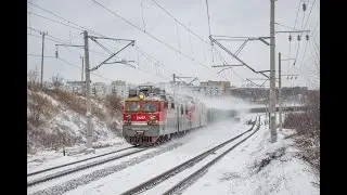 Электровозы ВЛ80С-1766/1770 с грузовым поездом и электровоз ВЛ80С-2203 в роли толкача