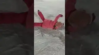 Как надо падать на коньках и как подниматься,. Учимся у детей.