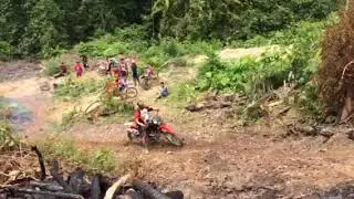 Motocross memanjat bukit.