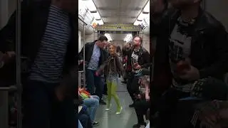 Танцуем в метро под 90-е
