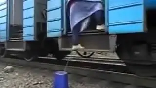 Прикол!Бабуля оригинальным способом залезла в электричку
