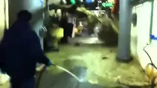 Прорыв метровой канализационной трубы