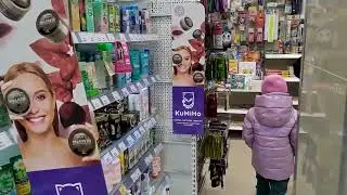 Играют Тома и Софочка // Подарок выбираем для Дарины