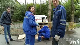 Работники скорой помощи бросаются на камеру.