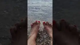 Приятная раскорячка для загара пальцев