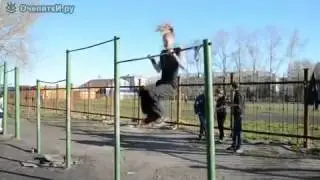 Девчонка на турнике