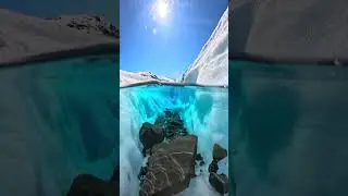 Кристально чистая талая вода ледника на Аляске 