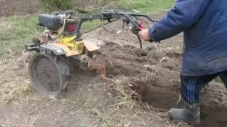 Пробуем пахать огород мотоблоком Карвер дизель 9 л.с.