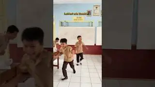 Lari lari ada zombie ada zombie 😭😭😭
