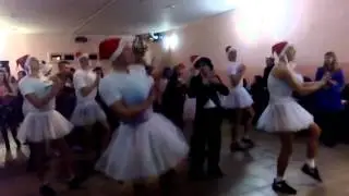Танец "А он тебя целует" Новый год 21-З група