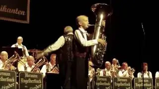 Herman Engelbertinck u.s. Egerländer Musikanten met 12-jarige Gijs Kikkert op bastuba